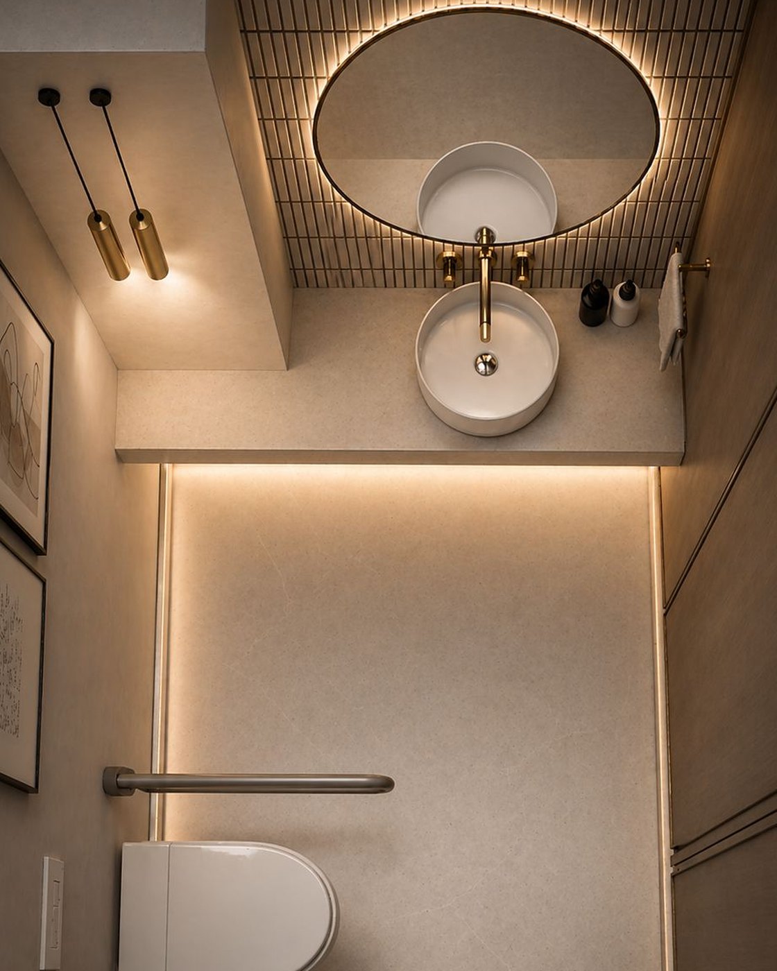 Baño con microcemento, cielorraso de listones de madera e iluminación indirecta