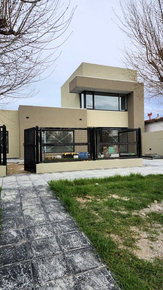 Fachada de vivienda unifamiliar en hormigón y ladrillo