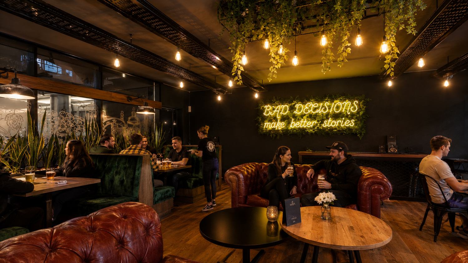 Salón de la cervecería Holy Beer con iluminación cálida