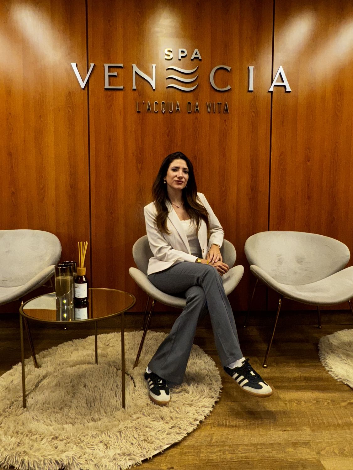 Recepción de Venecia Spa con el cartel de marca sobre la pared revestida en madera